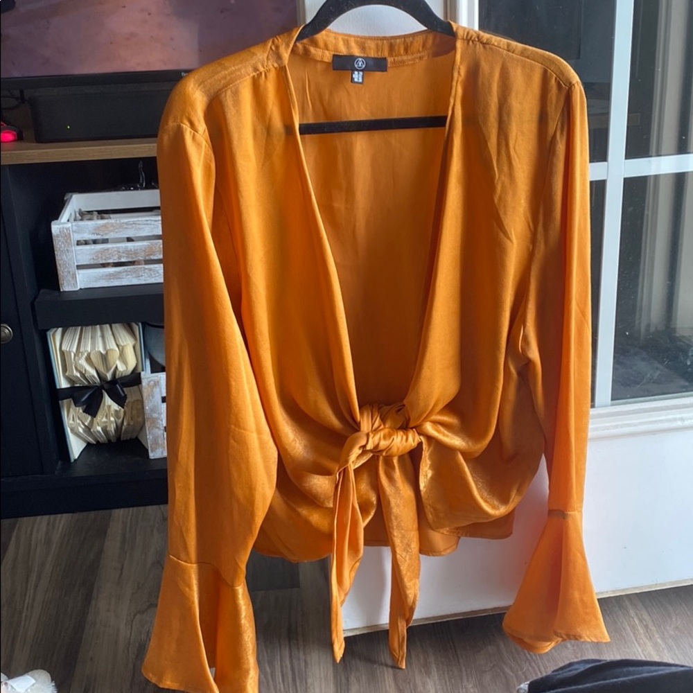 Bell sleeve tie front